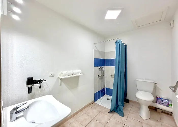 Côté Terrasses, 4 Pers Piscine à Hébergement de vacances *